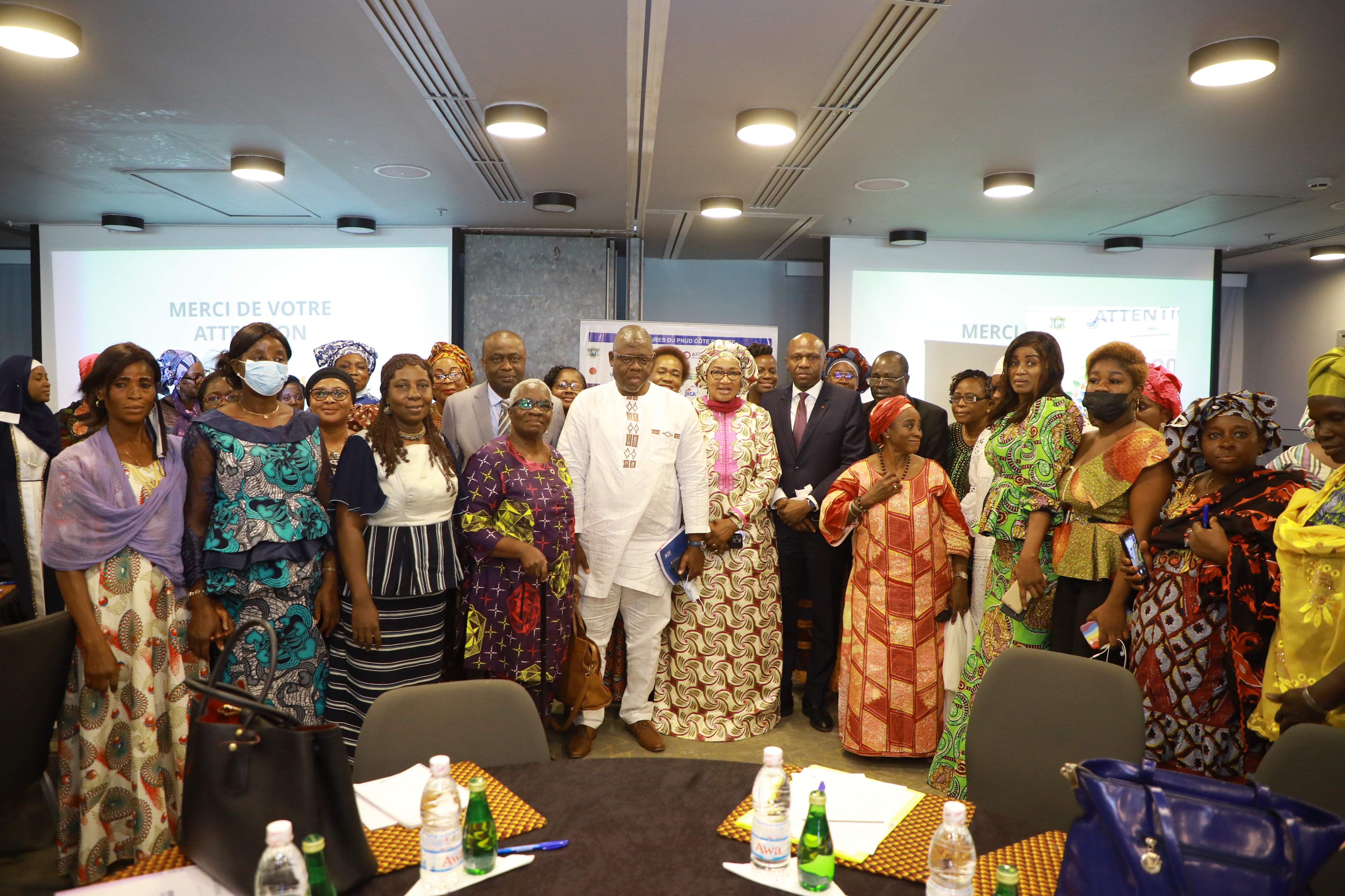 Photo de famille avec le Représentant Adjoint du PNUD - session de dialogue inclusif avec les femmes