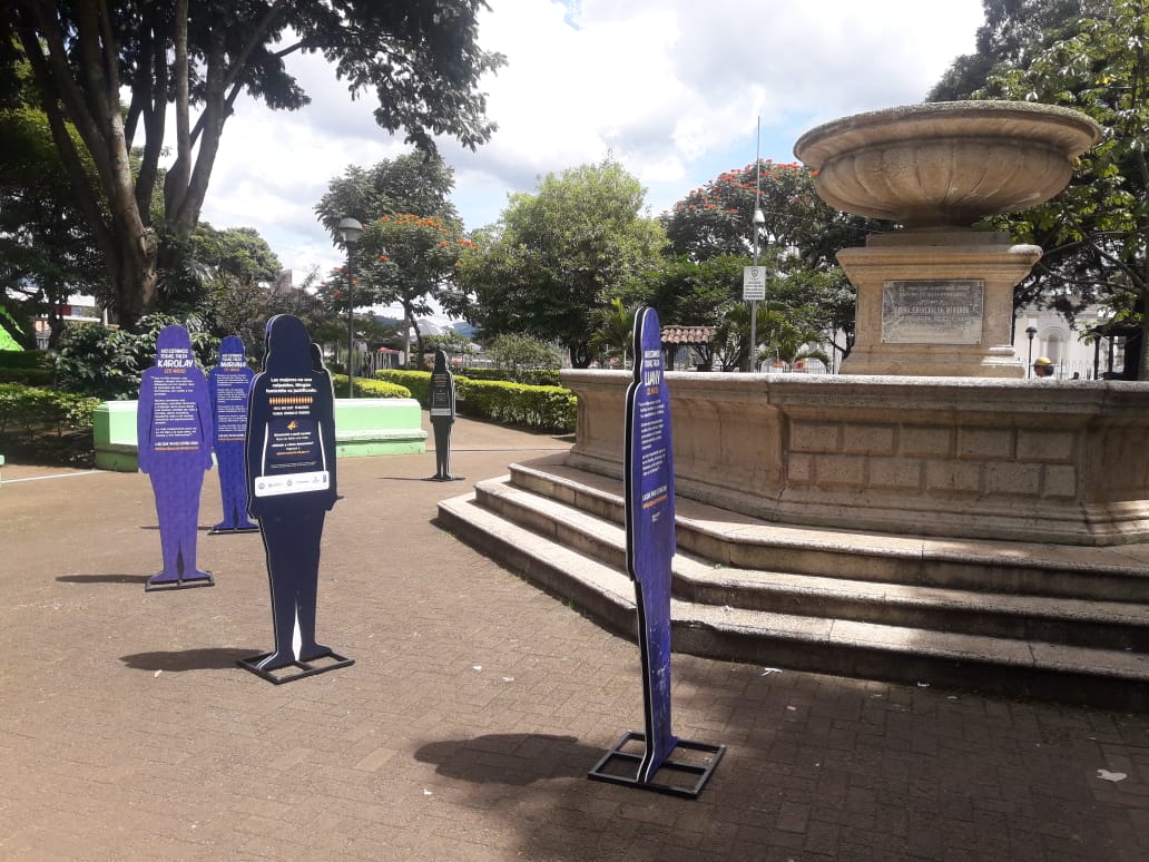 Fotografía Parque. Siluetas en tamaño real con mensajes "Las que ya no están"