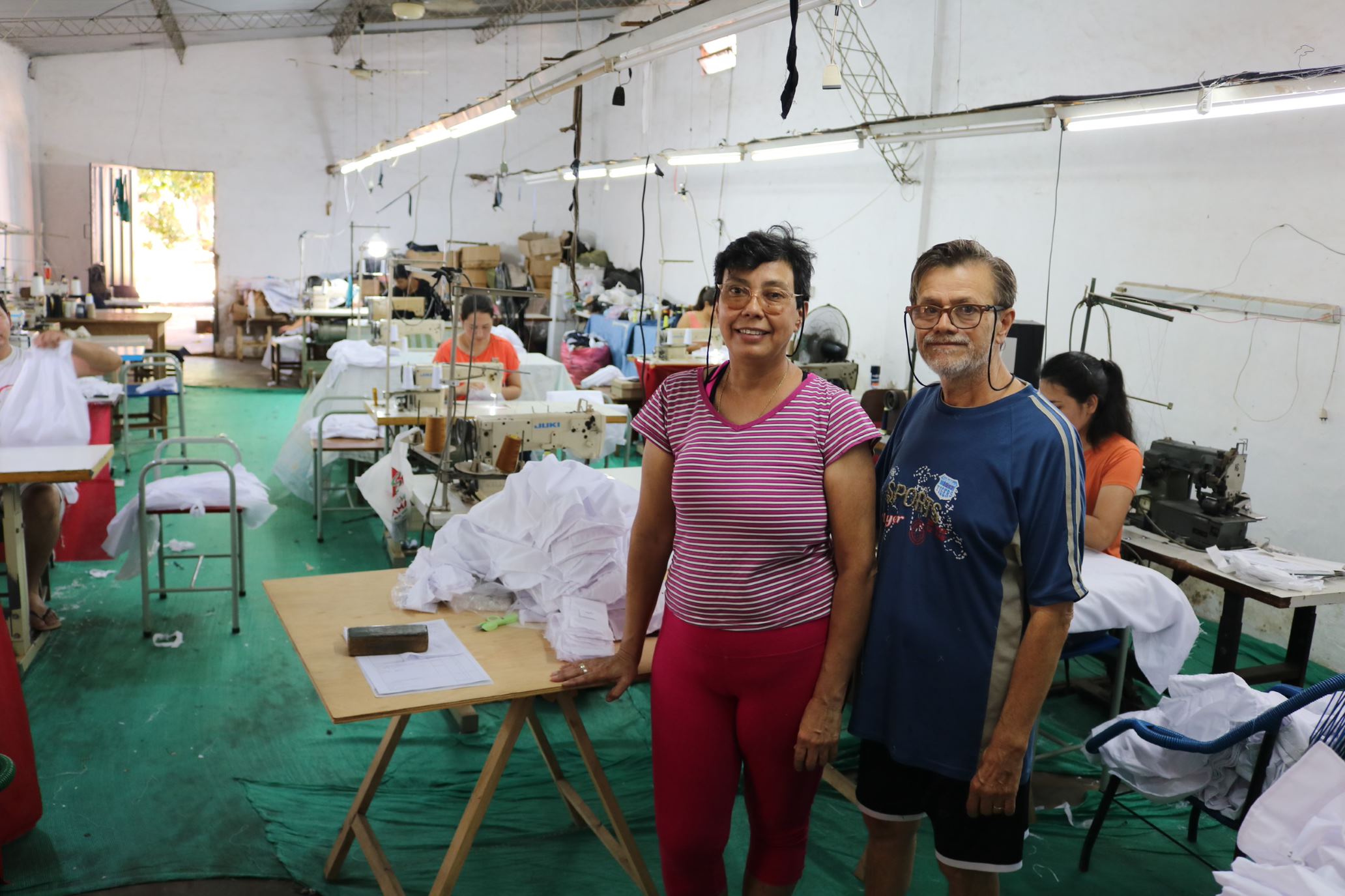 Producción flexible. Encargados del taller con las batas en confección