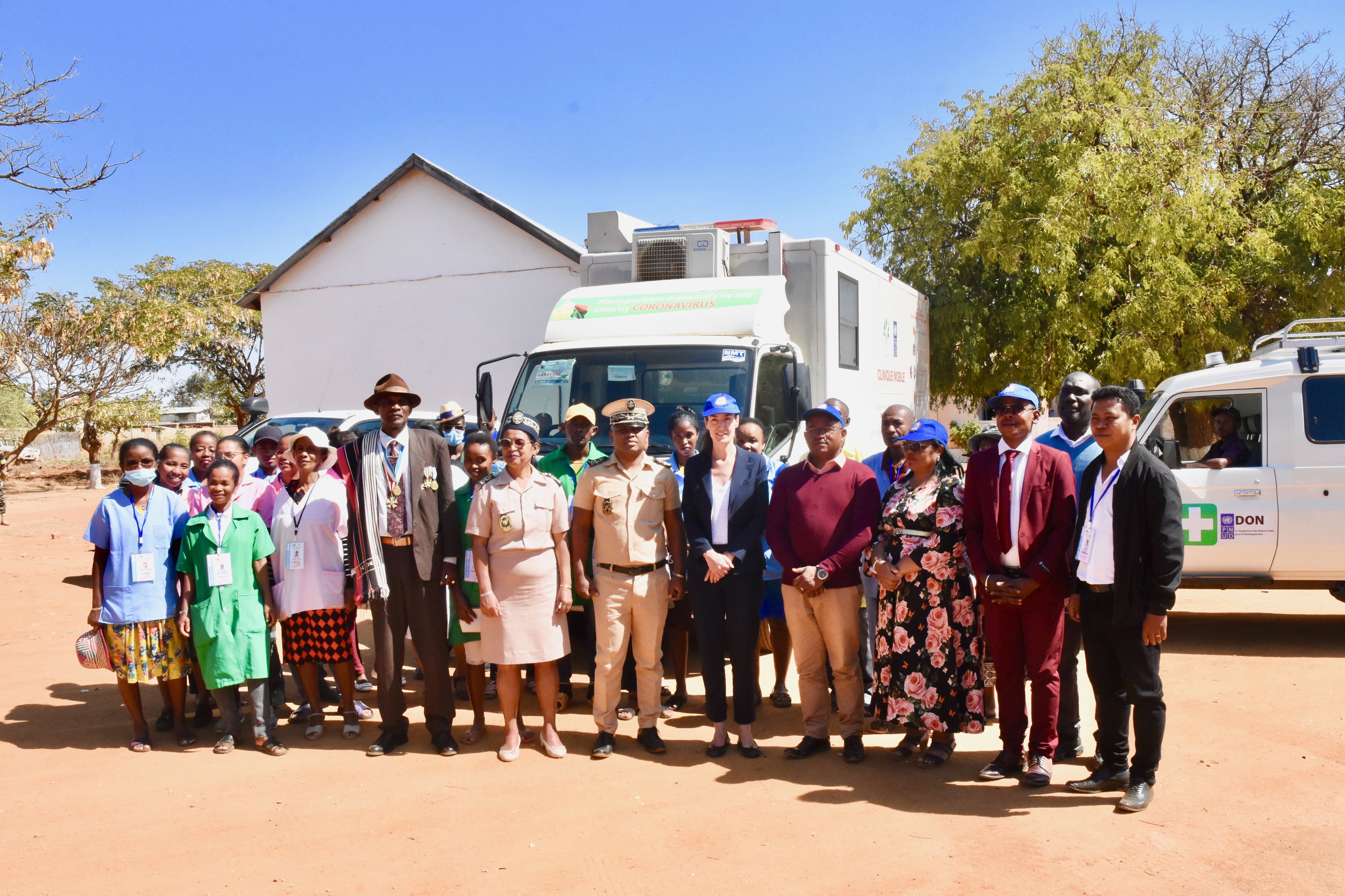 CHRD Betroka- Remise de radiographie mobile, ambulance et clinique mobile, inuaguration centrale solaire