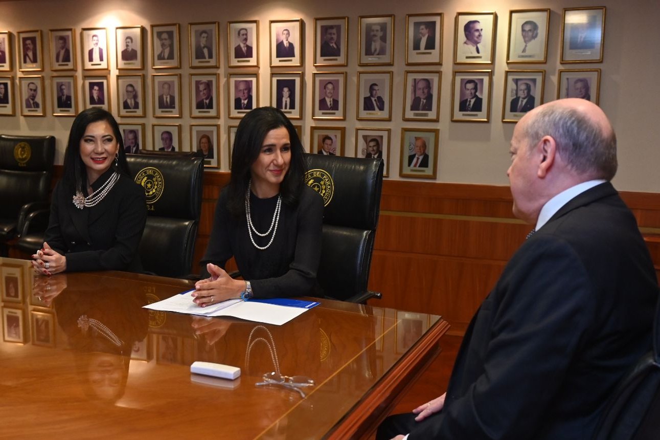 Michel Muschett y Silvia Morimoto con el presidente de la Corte Suprema de Justicia César Diesel.