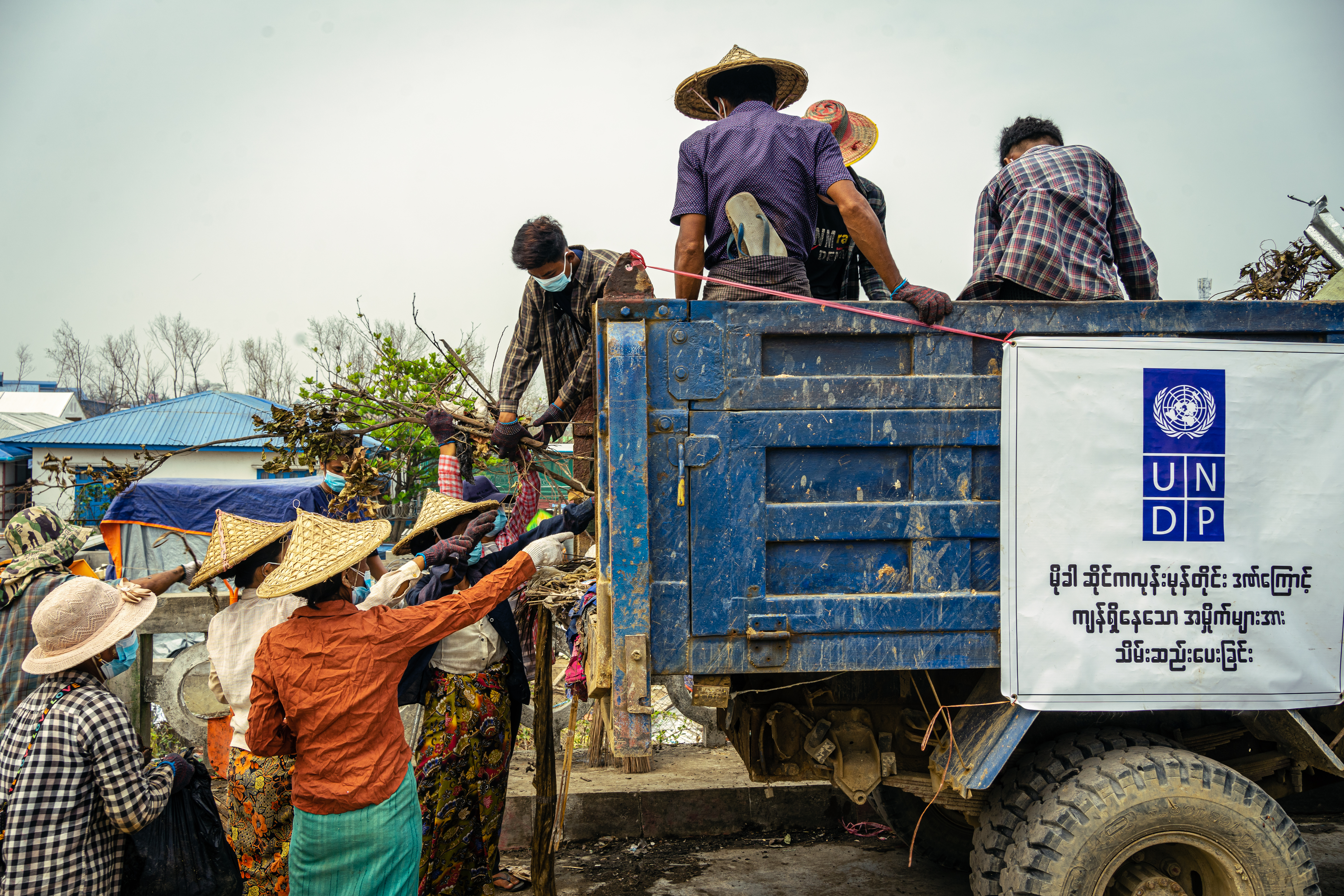 UNDP ၏ လုပ်အားအတွက် ငွေသားပေးသည့် အစီအစဥ်သည် အရေးပေါ်အခြေအနေများအတွင်း ယာယီဝင်ငွေကို ထောက်ပံ့ပေးလျှက်ရှိရာ ထိုအစီအစဥ်ဖြင့် ဆိုင်ကလုန်းမိုခါအလွန် ပြန်လည်ထူထောင်ရေးကာလအတွင်း အပျက်အစီးများကို ရှင်းလင်းနေသော စစ်တွေမြို့ IDP စခန်းများမှ လုပ်သားများအား တွေ့ရစဥ်။ 