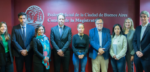 Un grupo de personas posando para una foto