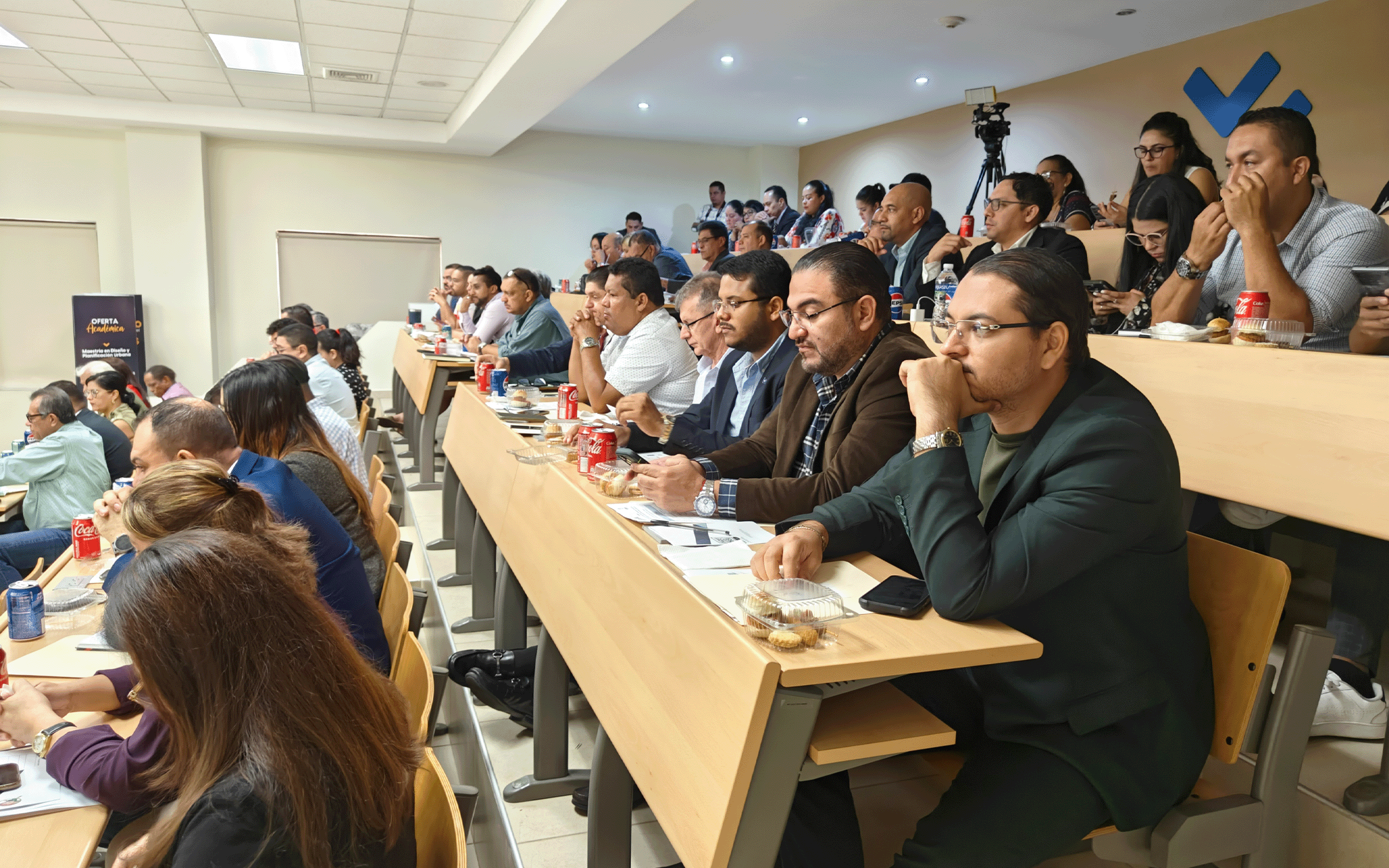 Un grupo de personas sentadas en una mesa