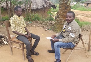 un groupe de personnes assises dans un parc