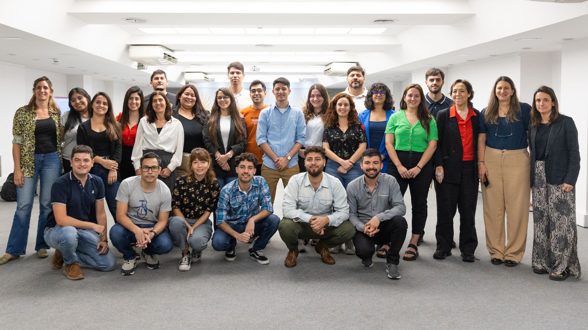 Un grupo de personas posando para una foto